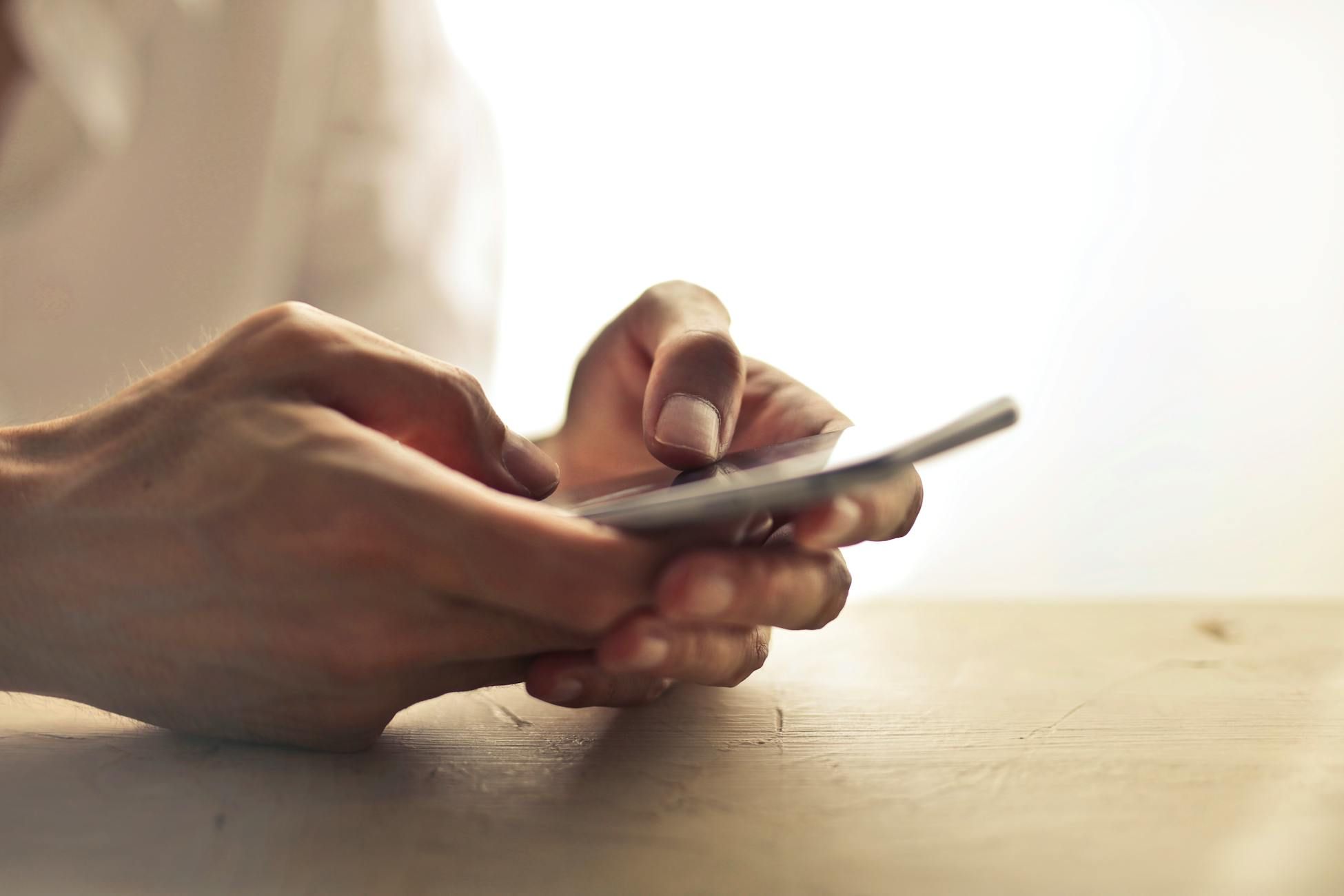 esimflag, conectividad de viaje, roaming internacional, SIM digital, planes de datos móviles, conexión segura, viajes de negocios, comunicación global, tecnología móvil, solución esim