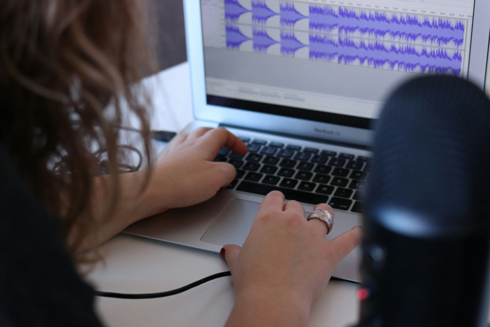 suono di qualità da studio, podcasting, registrazione video, piattaforma online, podcasting senza uno studio, registrazione audio, interviste, registrazione remota, miglioramento della qualità audio
