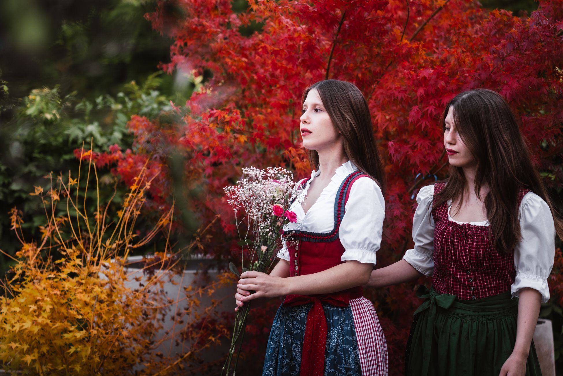 Trachten.de, traditionelle deutsche Kleidung, Dirndl, Herrenlederhosen, bayerische Mode, Oktoberfest-Looks, moderne Tracht, deutsche Trachten, authentischer bayerischer Stil, traditionelle deutsche Mode