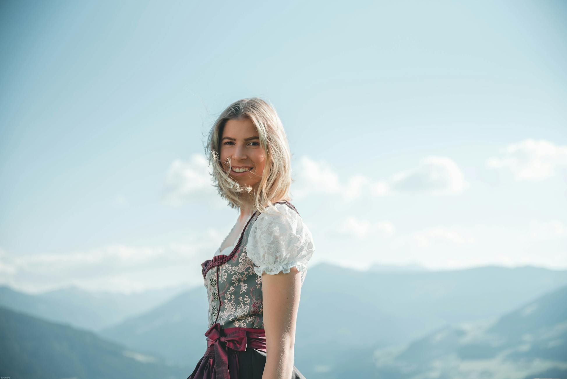 Trachtenmode, dirndl, lederhosen, deutsche traditionelle Kleidung, bayerische Outfits, Oktoberfestmode, Trachtenhistorie, alpiner Stil, kulturelles Erbe
