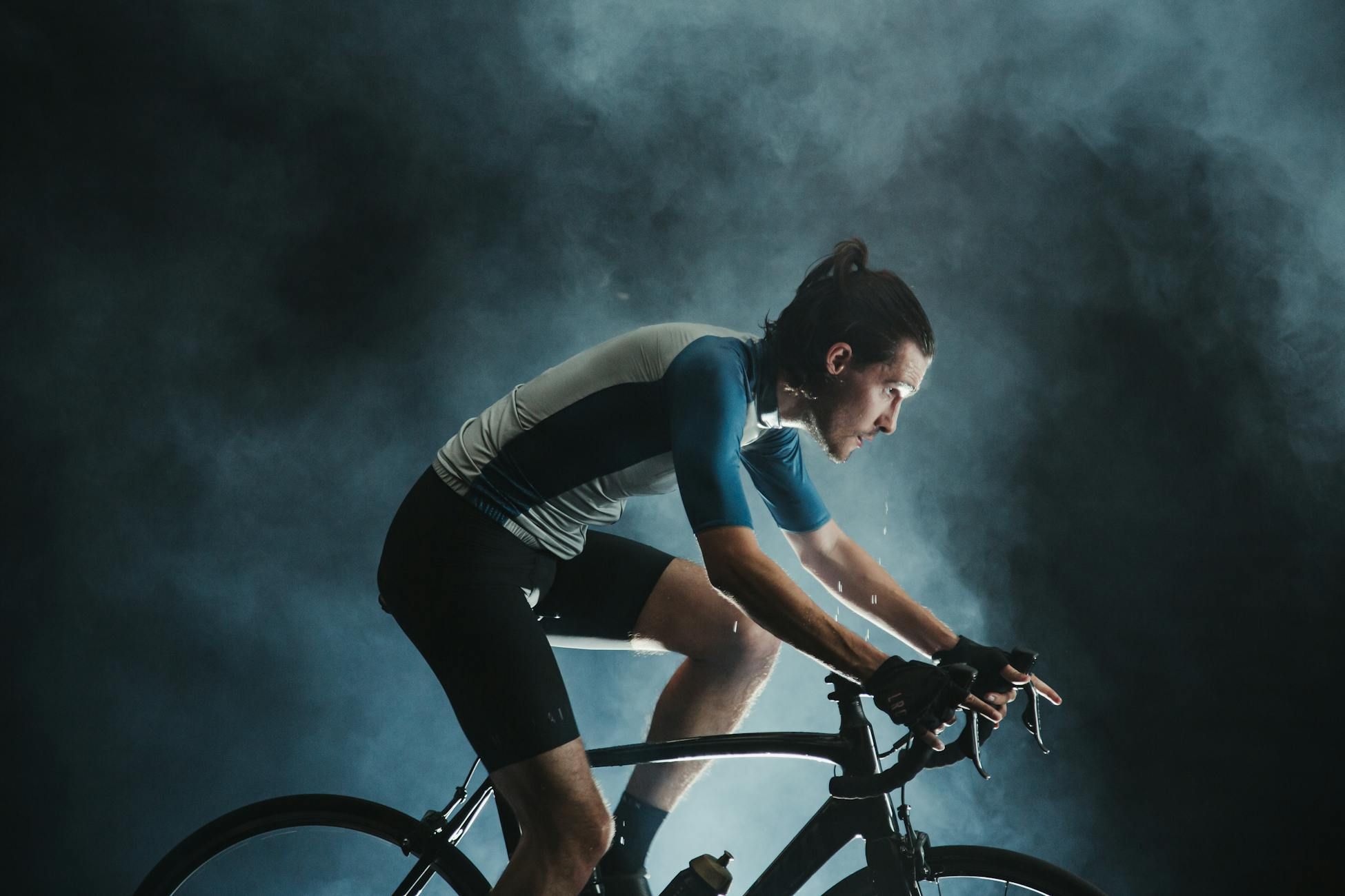 ciclismo virtual, carrera virtual, aplicación Zwift, motivación fitness, entrenamiento en interiores, rodillo inteligente, carreras virtuales, fitness en línea, entrenamientos en casa, comunidad Zwift